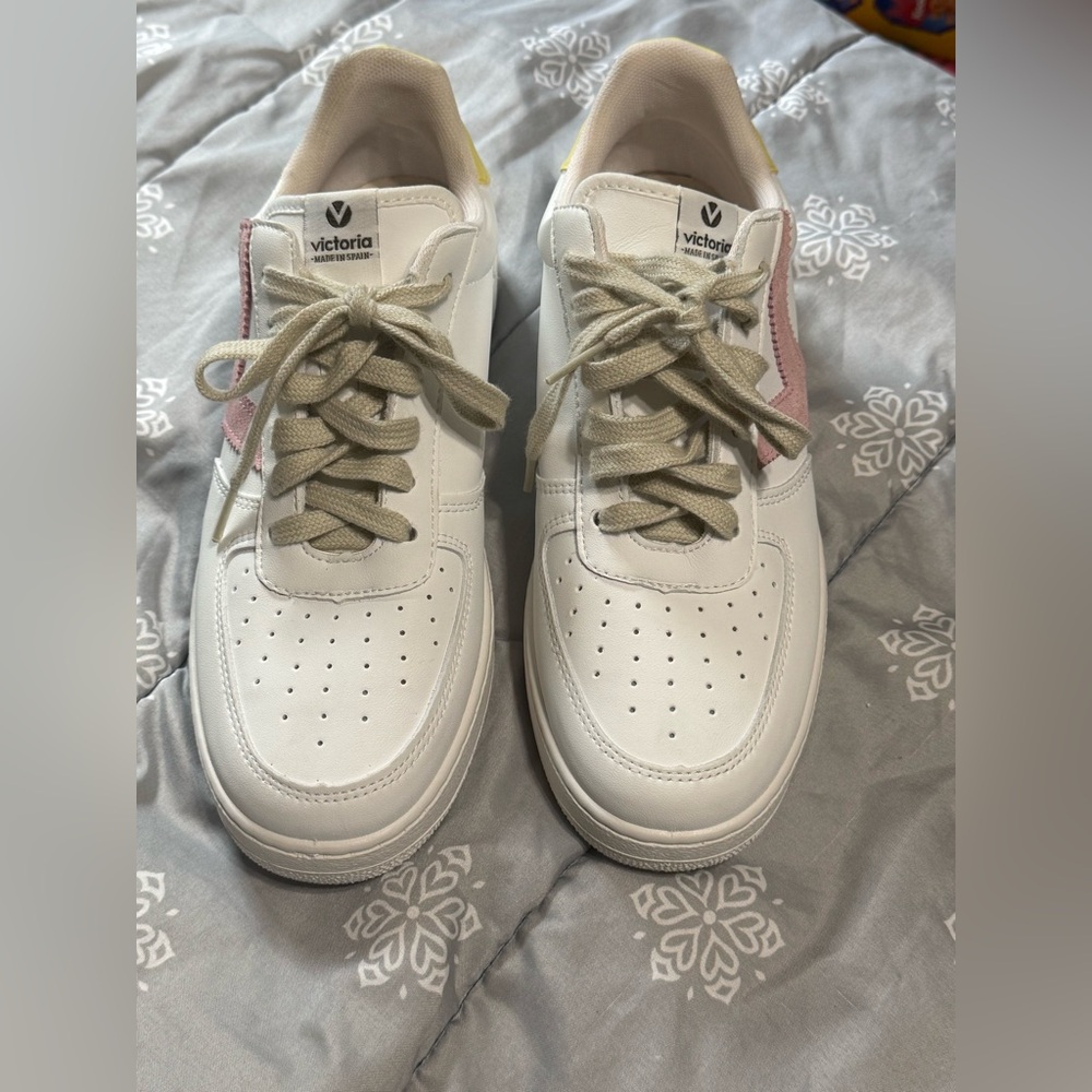 Victoria Women's White and Pink Sneakers
